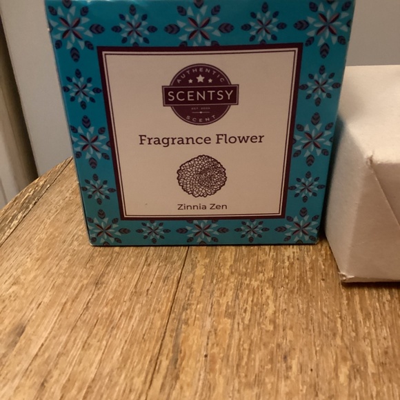 Scentsy Happy Birthday Fragrance Flower Oil with Zinnia Zen Fragrance Flower - Picture 2 of 6
